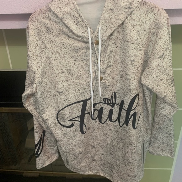 Tops - CUTE TOP WITH HOOD. (NEW)